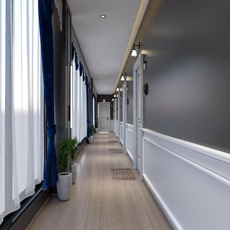 V Love Hotel Surat Esterno foto