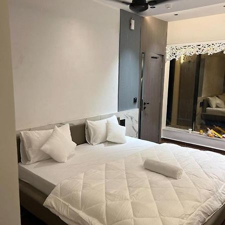 V Love Hotel Surat Esterno foto
