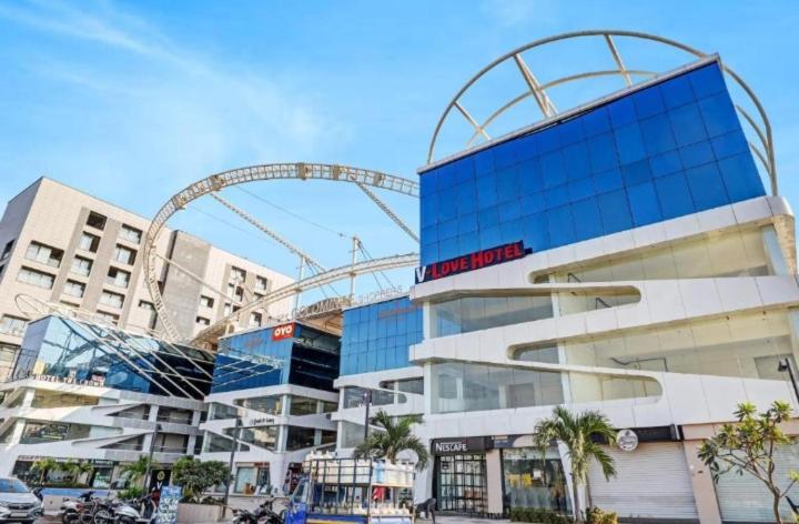 V Love Hotel Surat Esterno foto