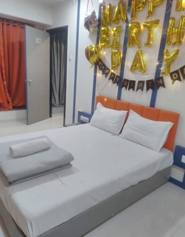 V Love Hotel Surat Esterno foto