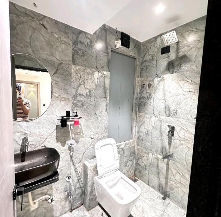 V Love Hotel Surat Esterno foto