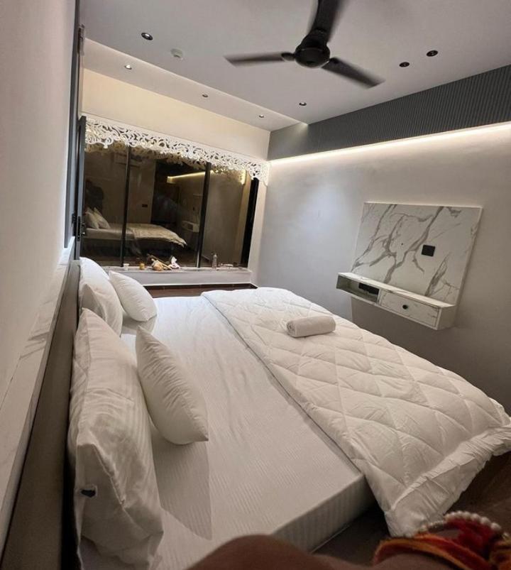V Love Hotel Surat Esterno foto