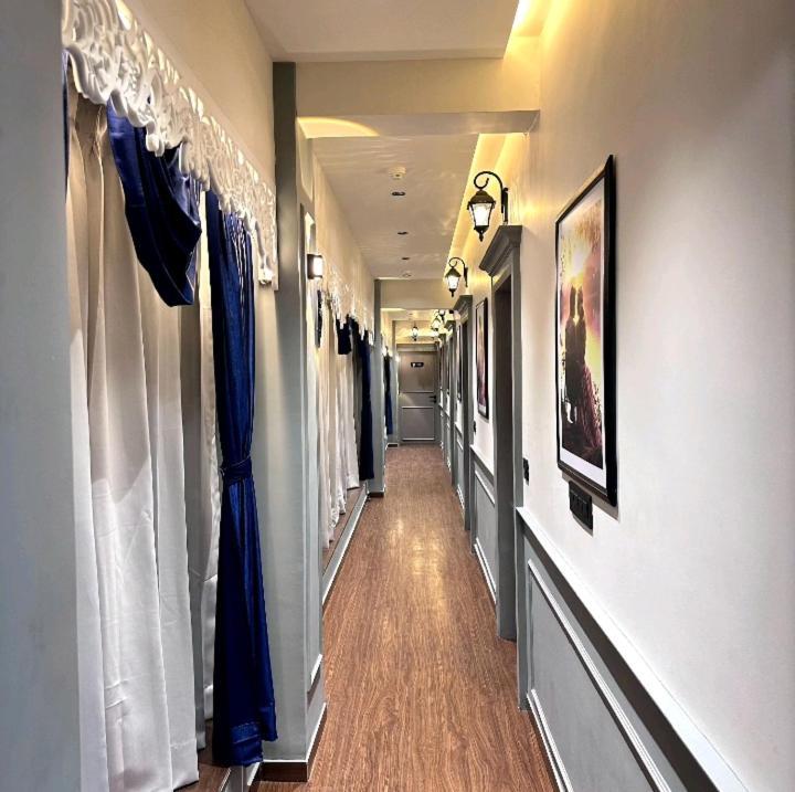 V Love Hotel Surat Esterno foto