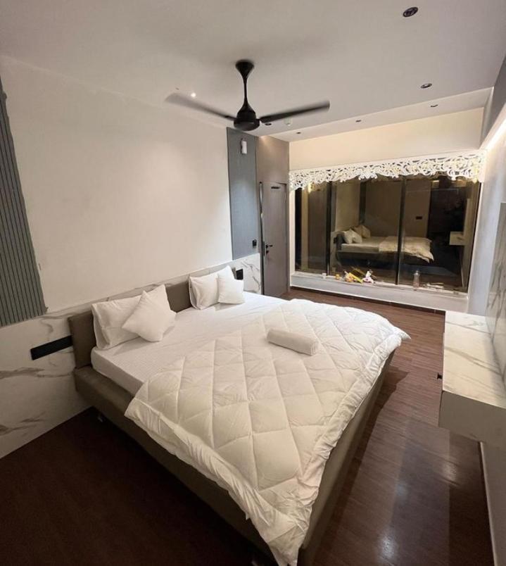 V Love Hotel Surat Esterno foto