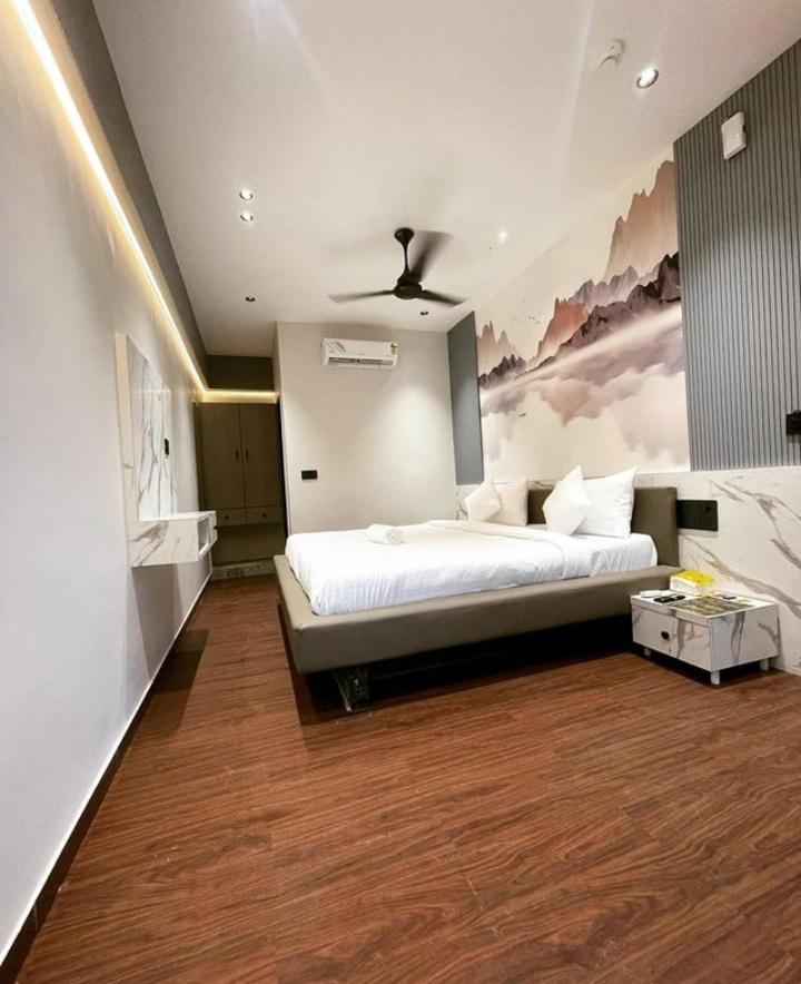 V Love Hotel Surat Esterno foto