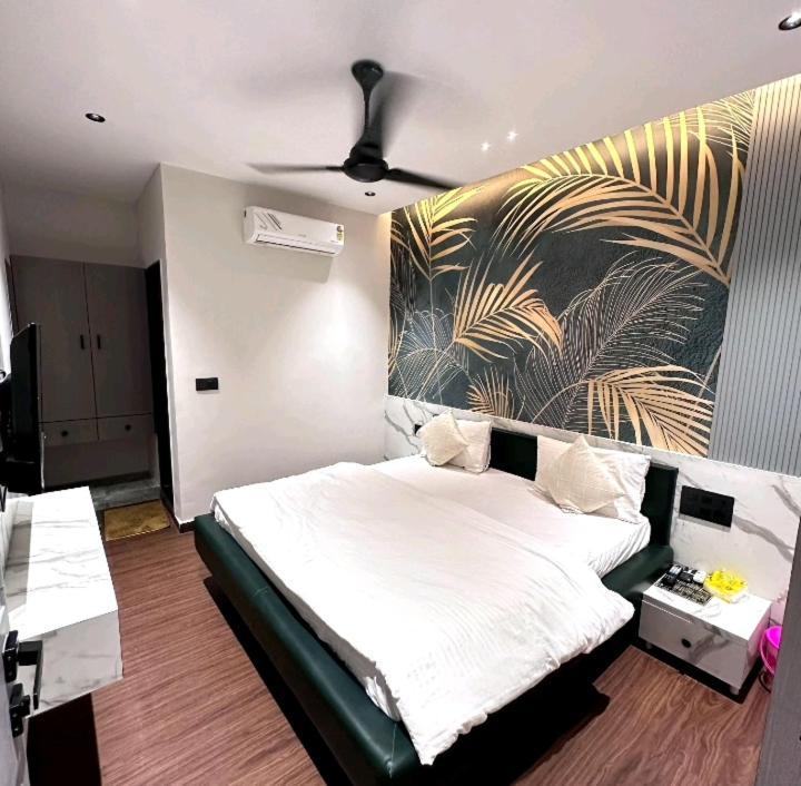 V Love Hotel Surat Esterno foto