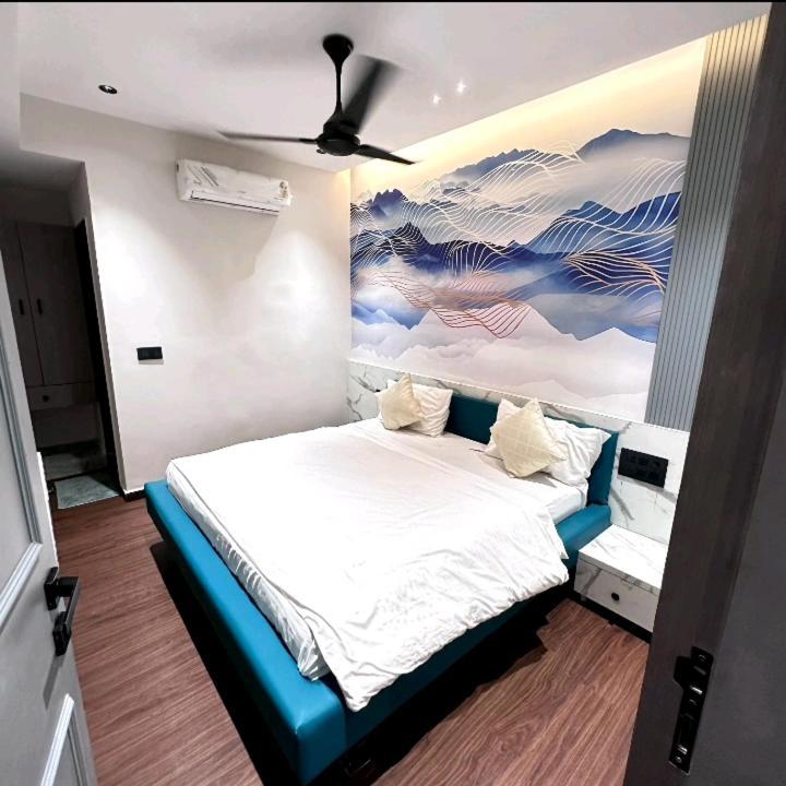 V Love Hotel Surat Esterno foto