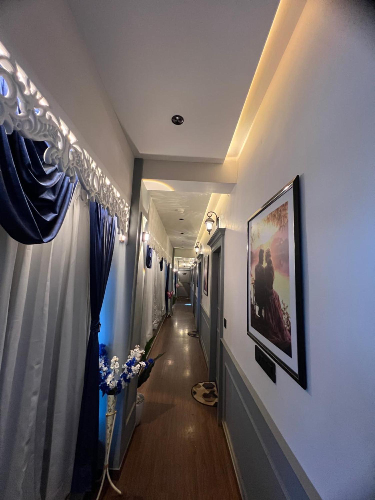V Love Hotel Surat Esterno foto