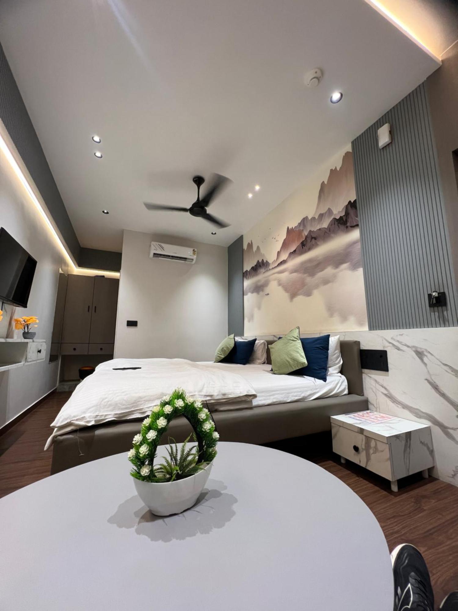 V Love Hotel Surat Esterno foto