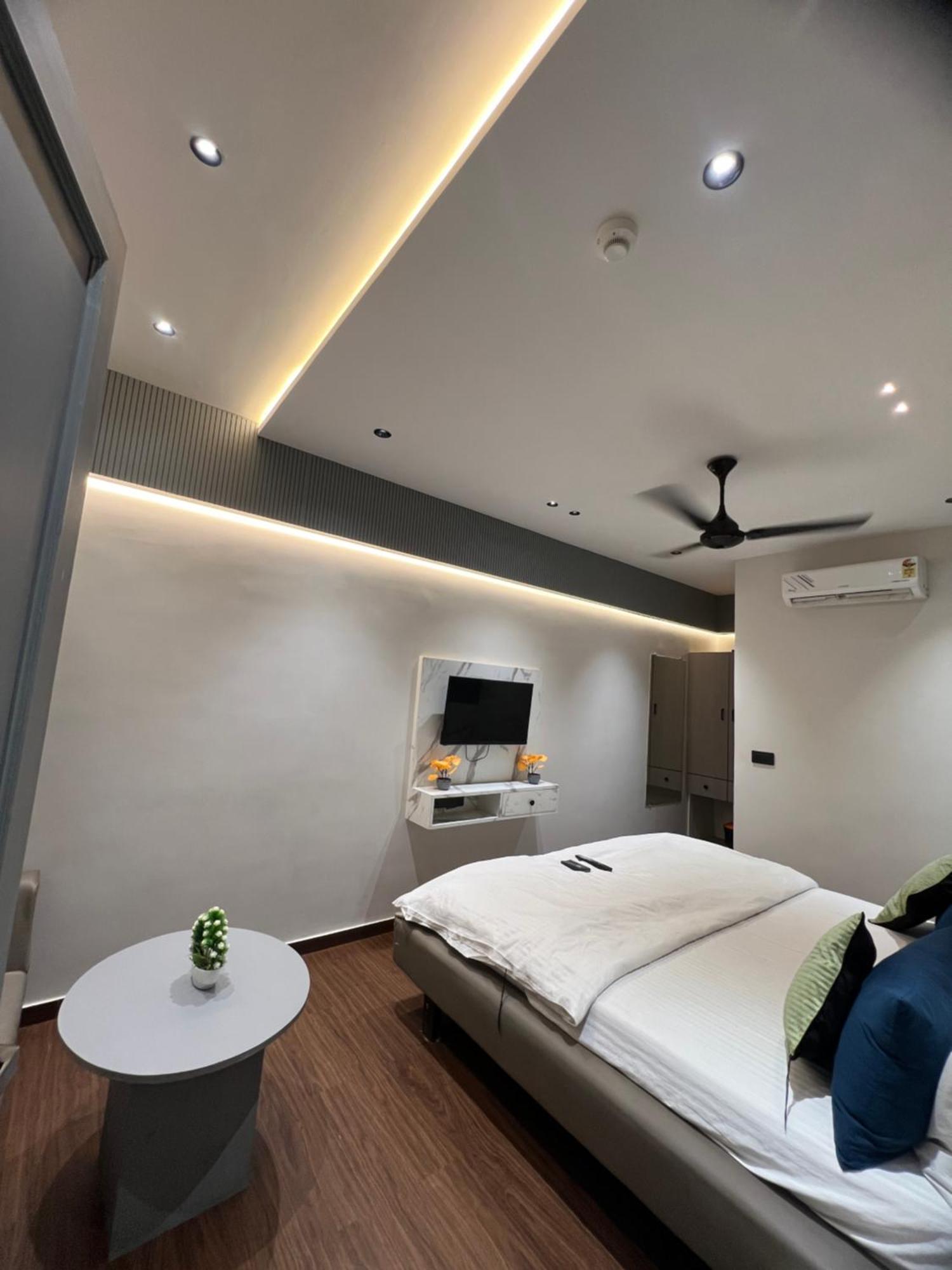 V Love Hotel Surat Esterno foto