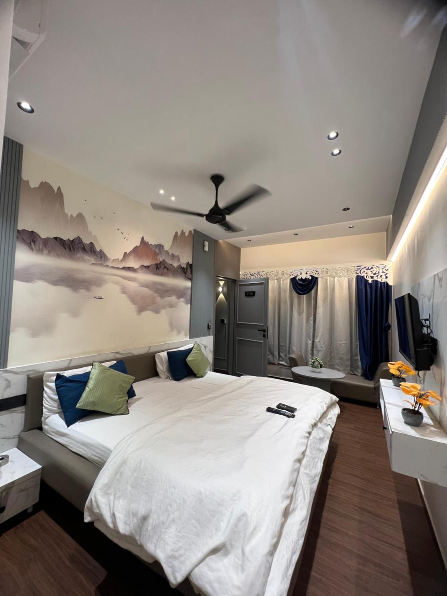V Love Hotel Surat Esterno foto