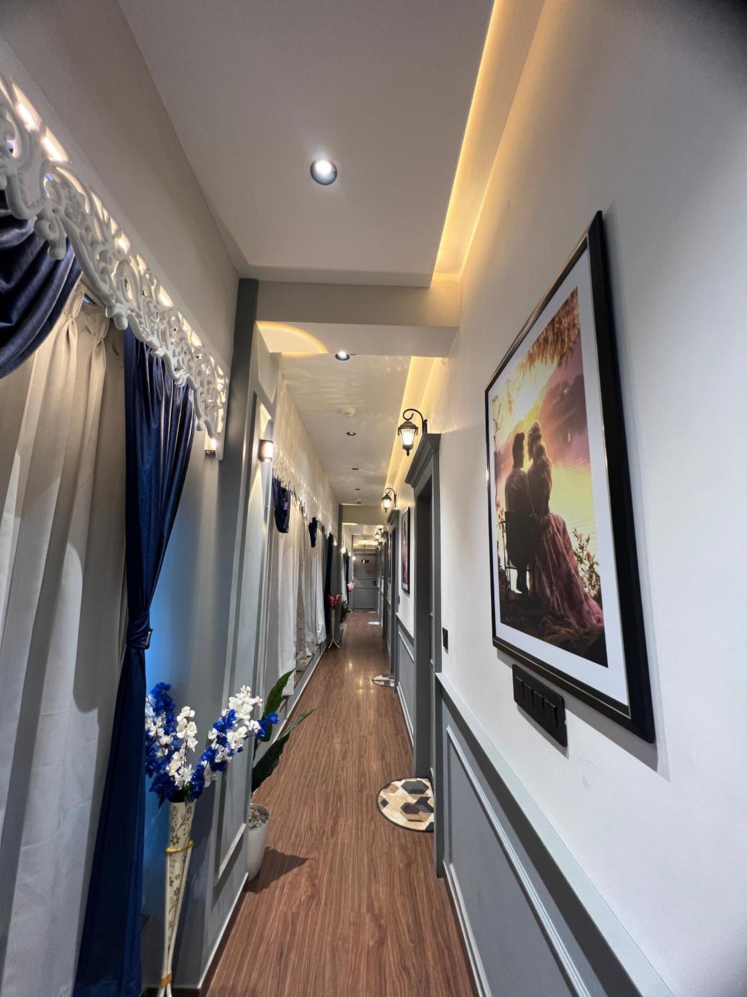 V Love Hotel Surat Esterno foto