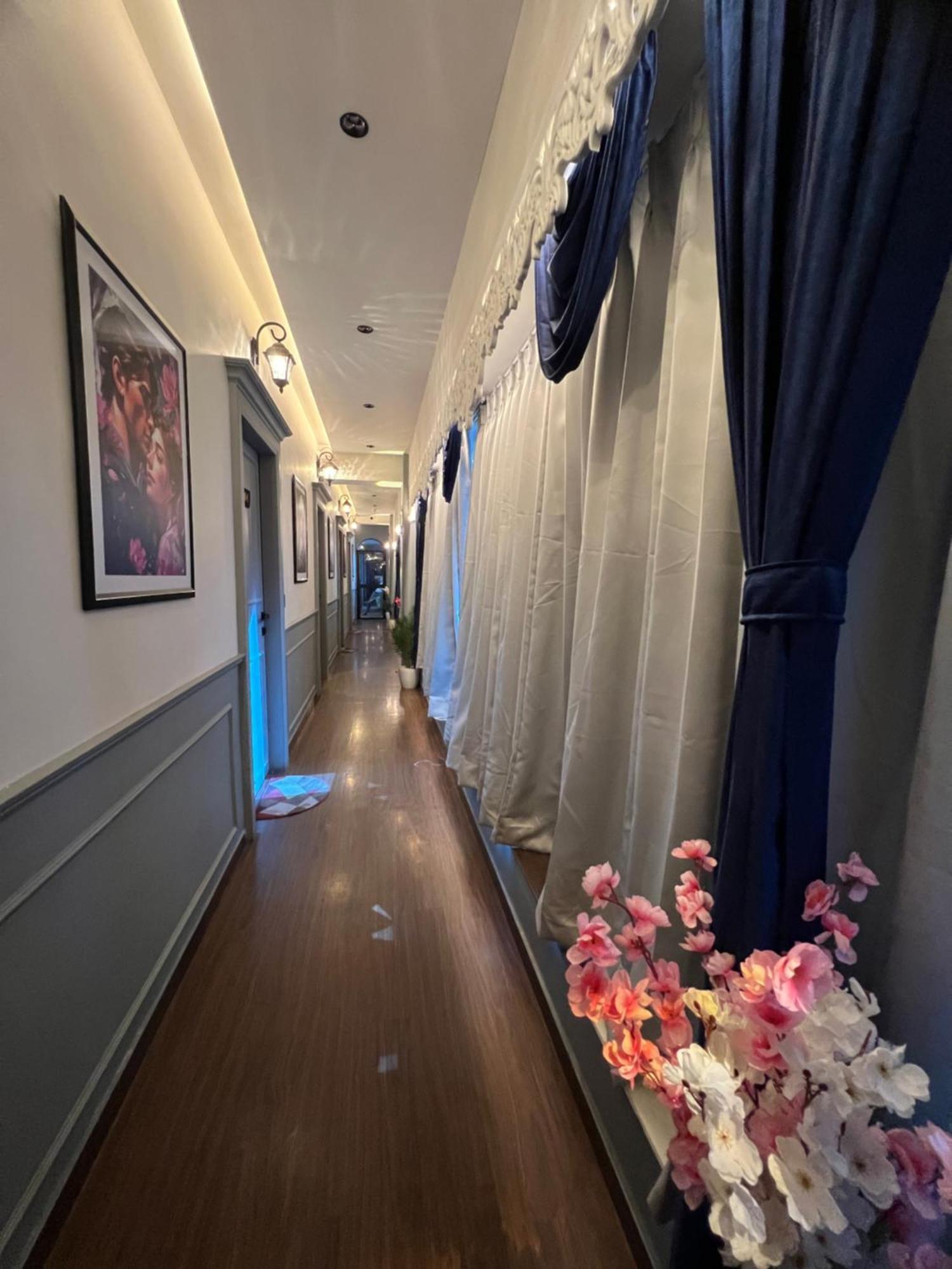 V Love Hotel Surat Esterno foto